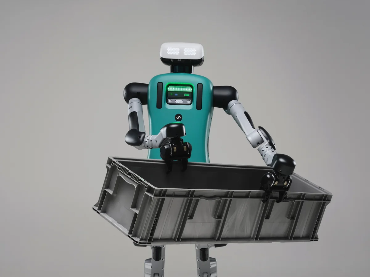 Digit של Agility Robotics מחזיק מיכל בצילום סטודיו מטעם היצרן