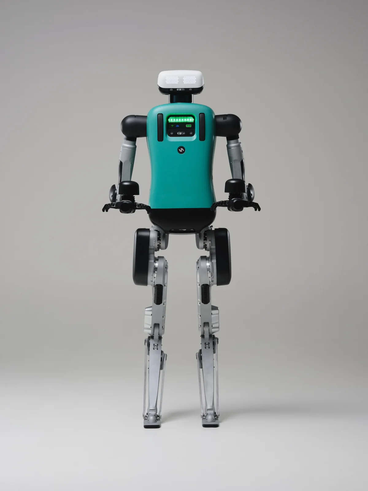 הרובוט Digit של Agility Robotics עומד במבט חזיתי בצילום גוף מלא.