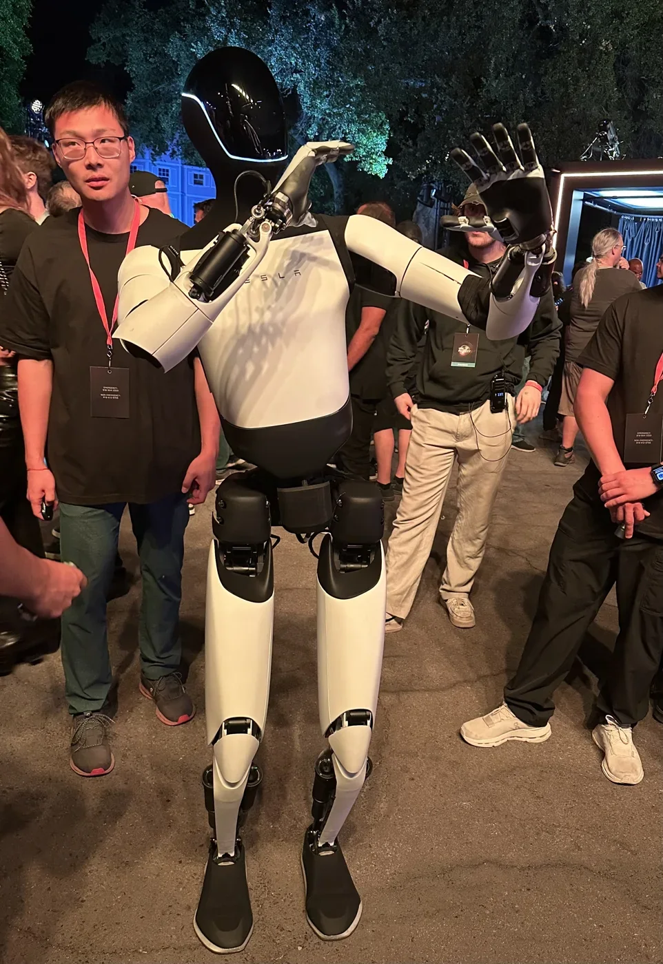 Optimus של טסלה באירוע הדגמה באוקטובר 2024; התמונה אינה מעידה על פעולה אוטונומית.