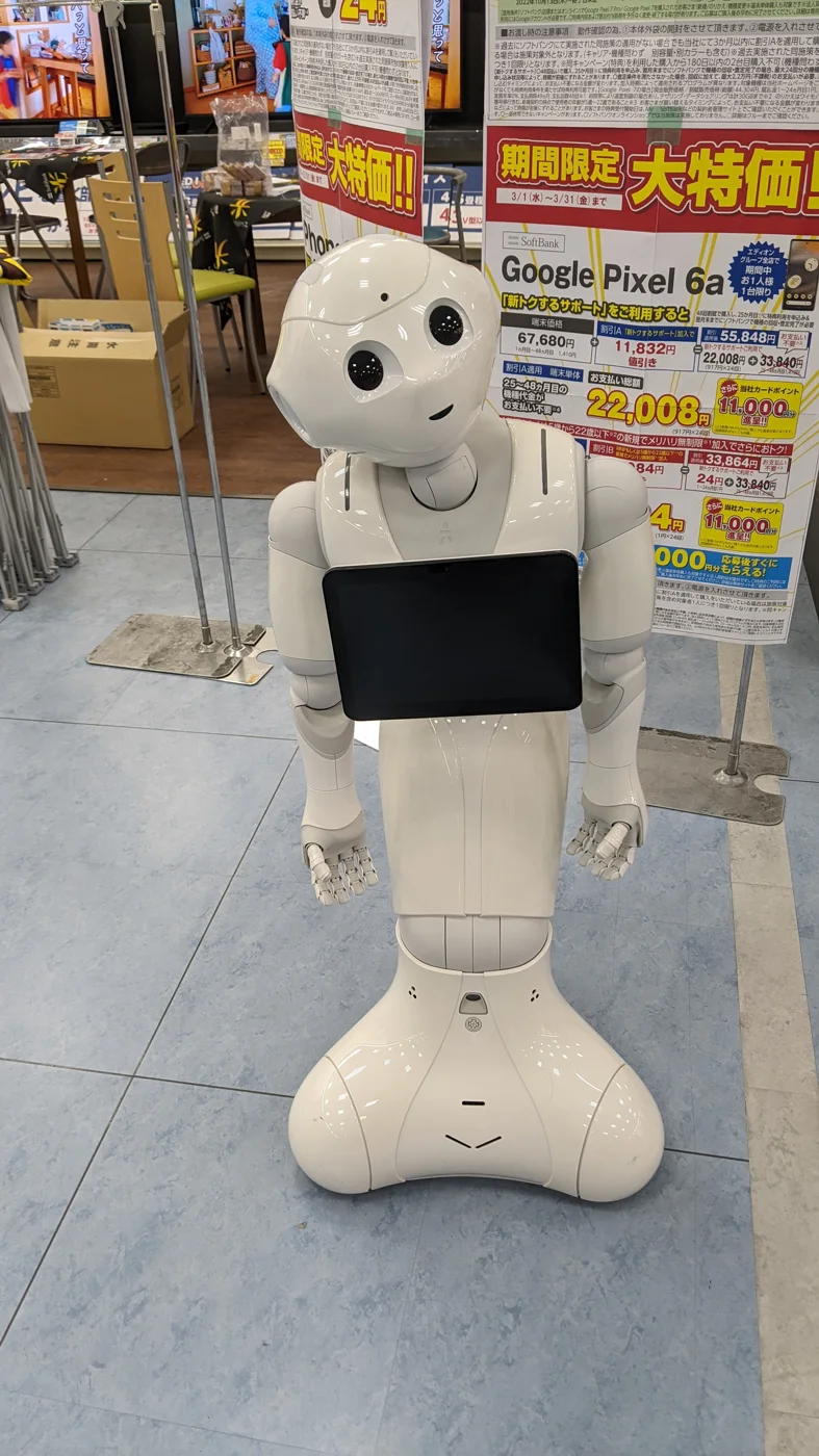 Pepper של SoftBank Robotics בתצוגה בחנות Edion ביפן.