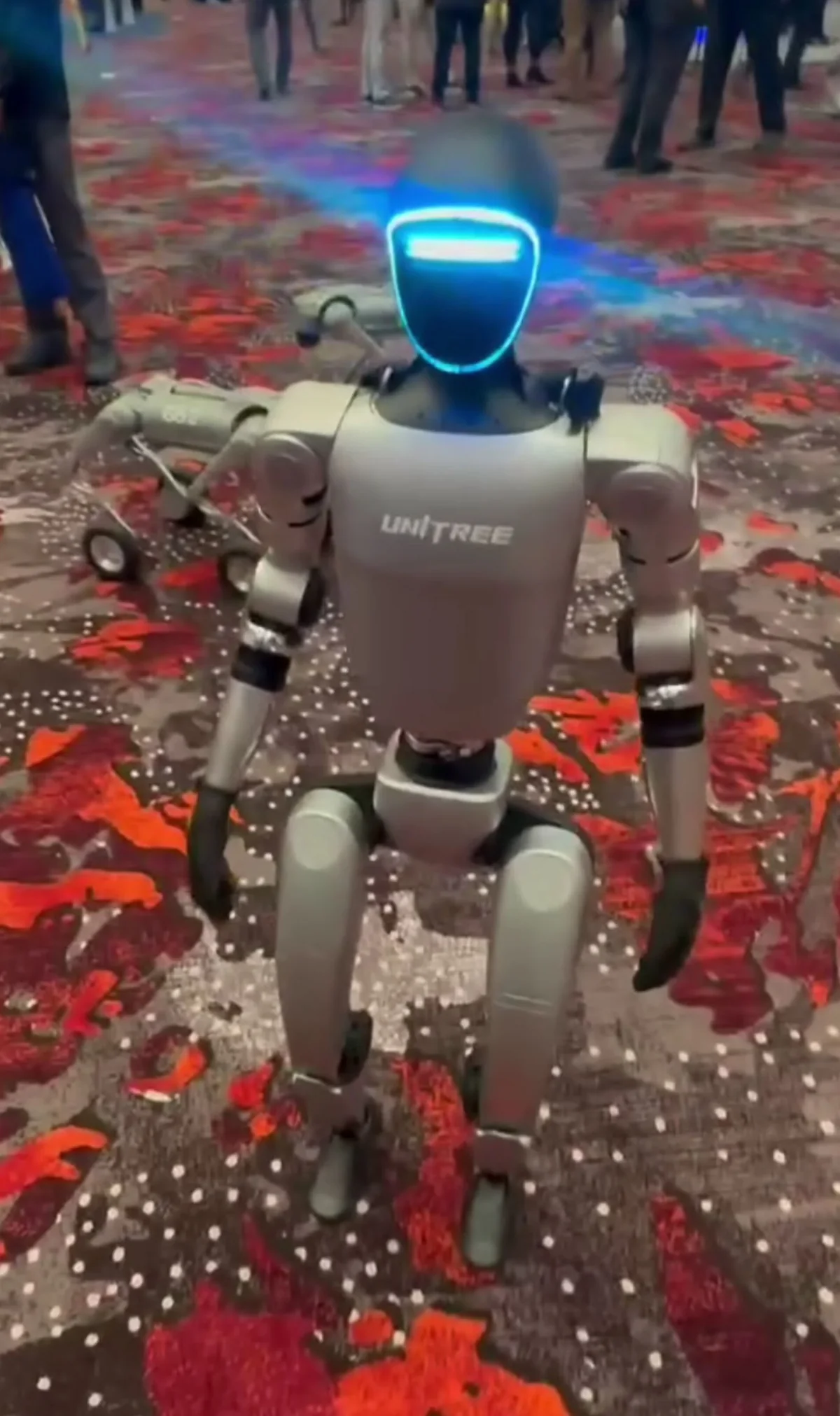 הרובוט Unitree G1 באולם תערוכת UAV Expo בשנת 2024, במבט חזיתי.